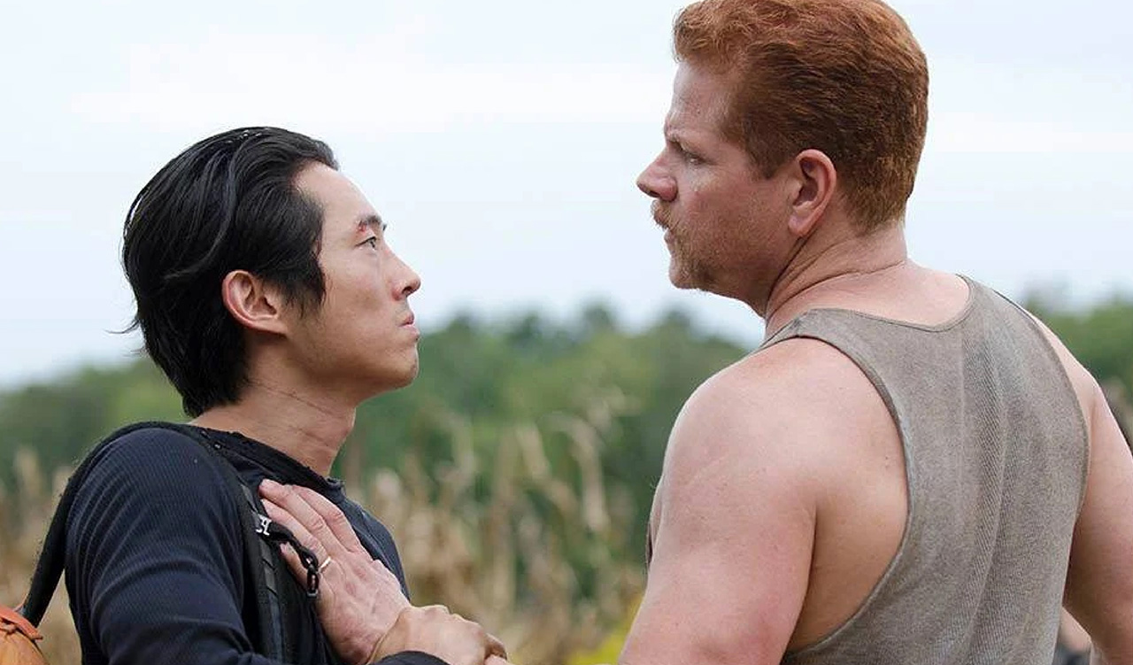 Glenn frenando a Abraham de atacar a Eugene
