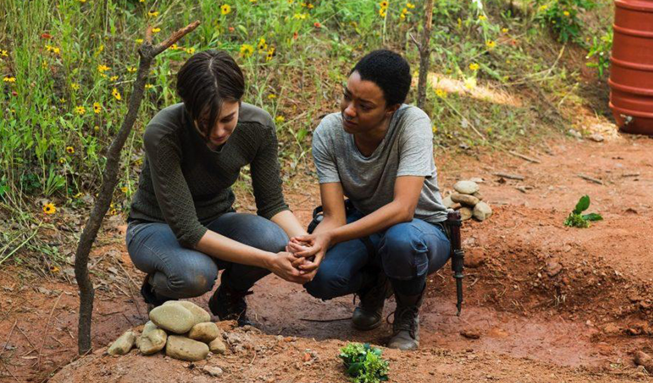 Sasha acompañando a Maggie en el entierro de Glenn
