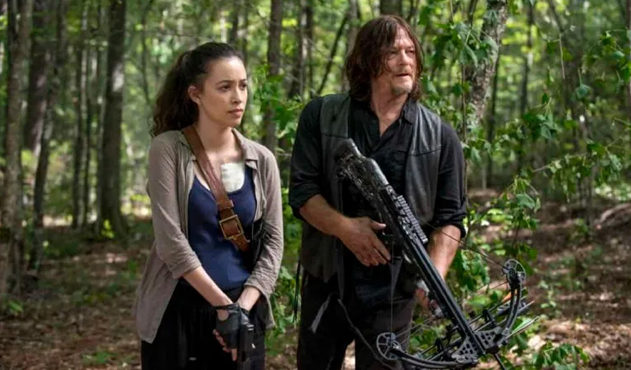 Daryl y Rosita explorando el bosque